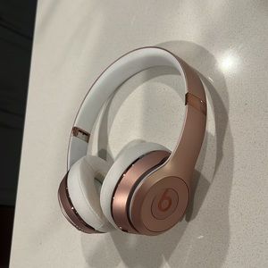 Wireless Solo beats in rosegold